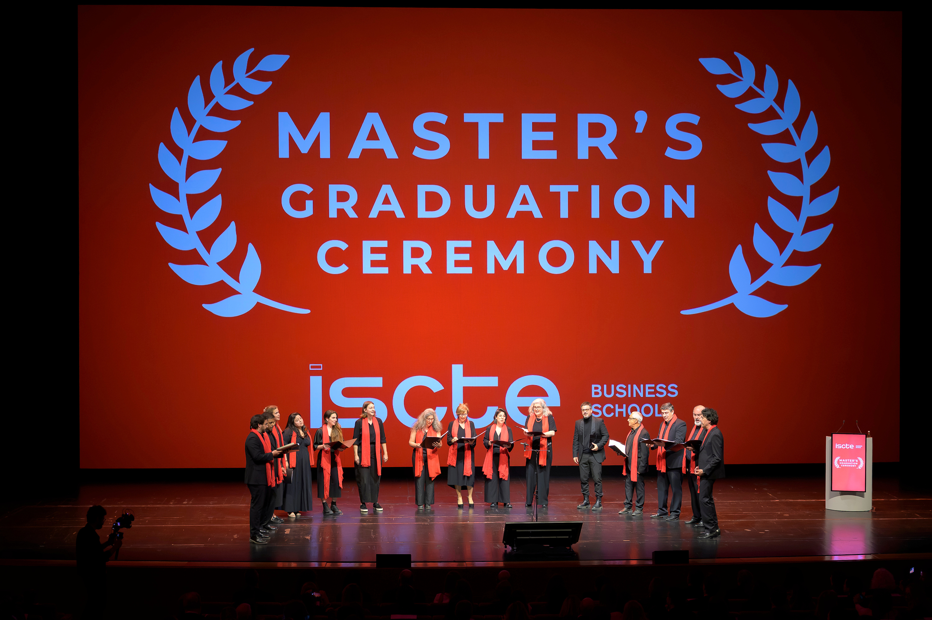 MastersGradCeremony26_coro